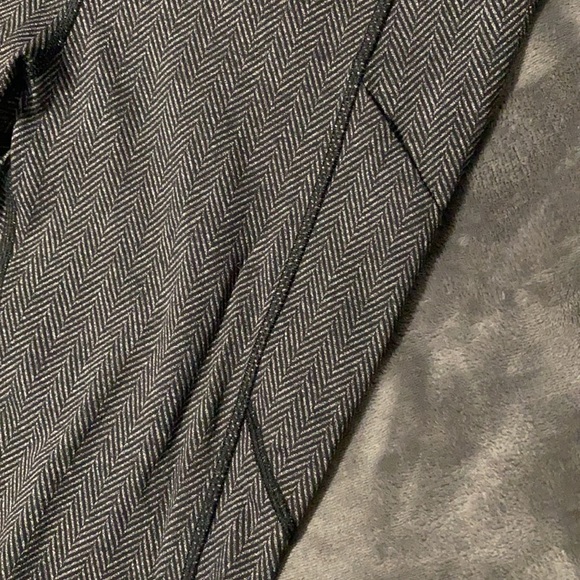 Lululemon Capri leggings with pockets. Size 8 - Picture 4 of 4